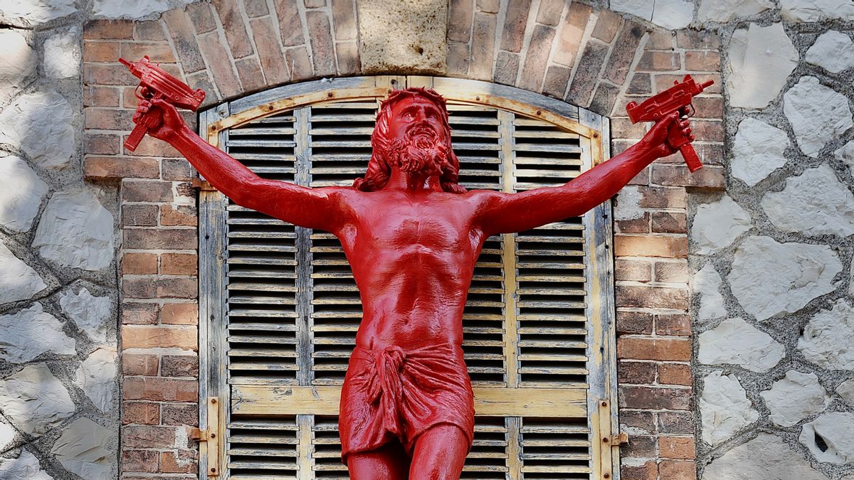 Do images show sculpture of Jesus holding 2 Uzis?