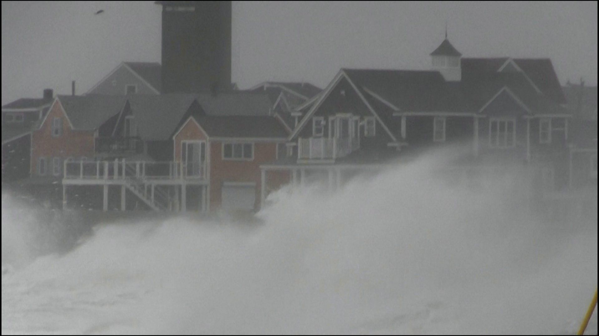 Powerful storm batters US Northeast disrupting power and travel