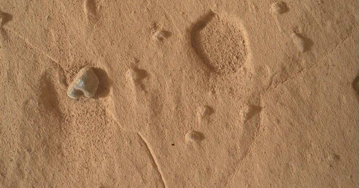 Bizarre ‘footprints’ spotted on Mars leave scientists scratching their heads