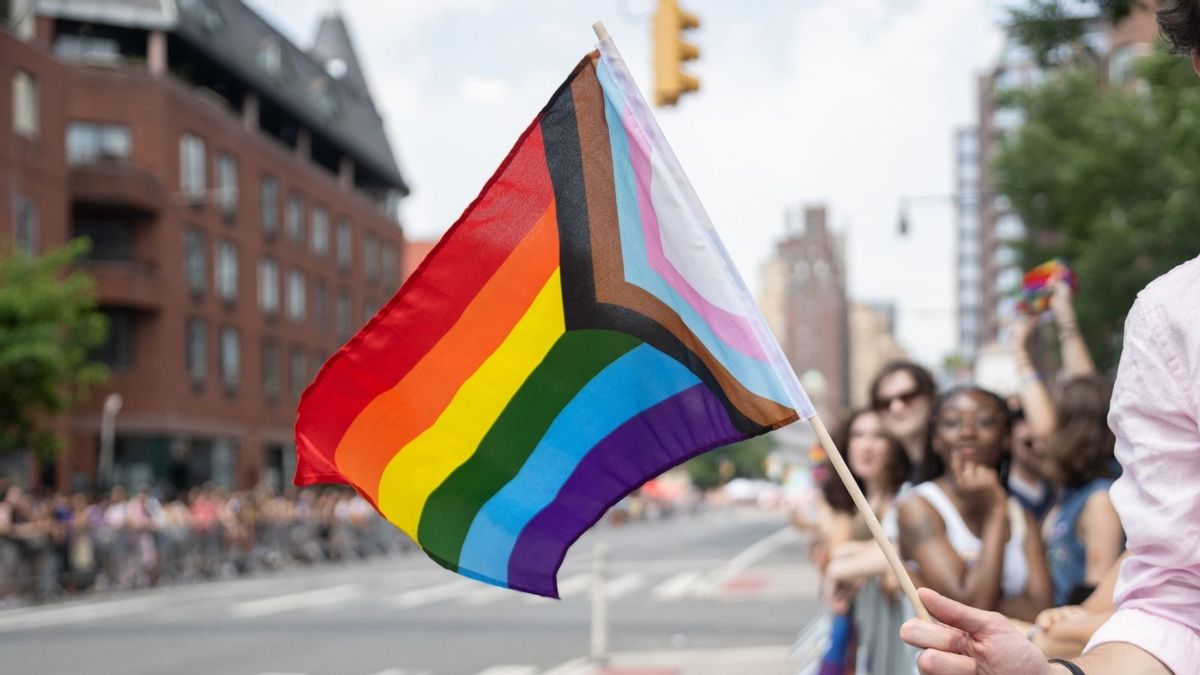 Was California teacher fired for forcing students to pledge allegiance to pride flag? Claim distorts facts
