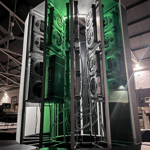 A Cray-1 supercomputer replica from 30 “obsolete” Mac Minis