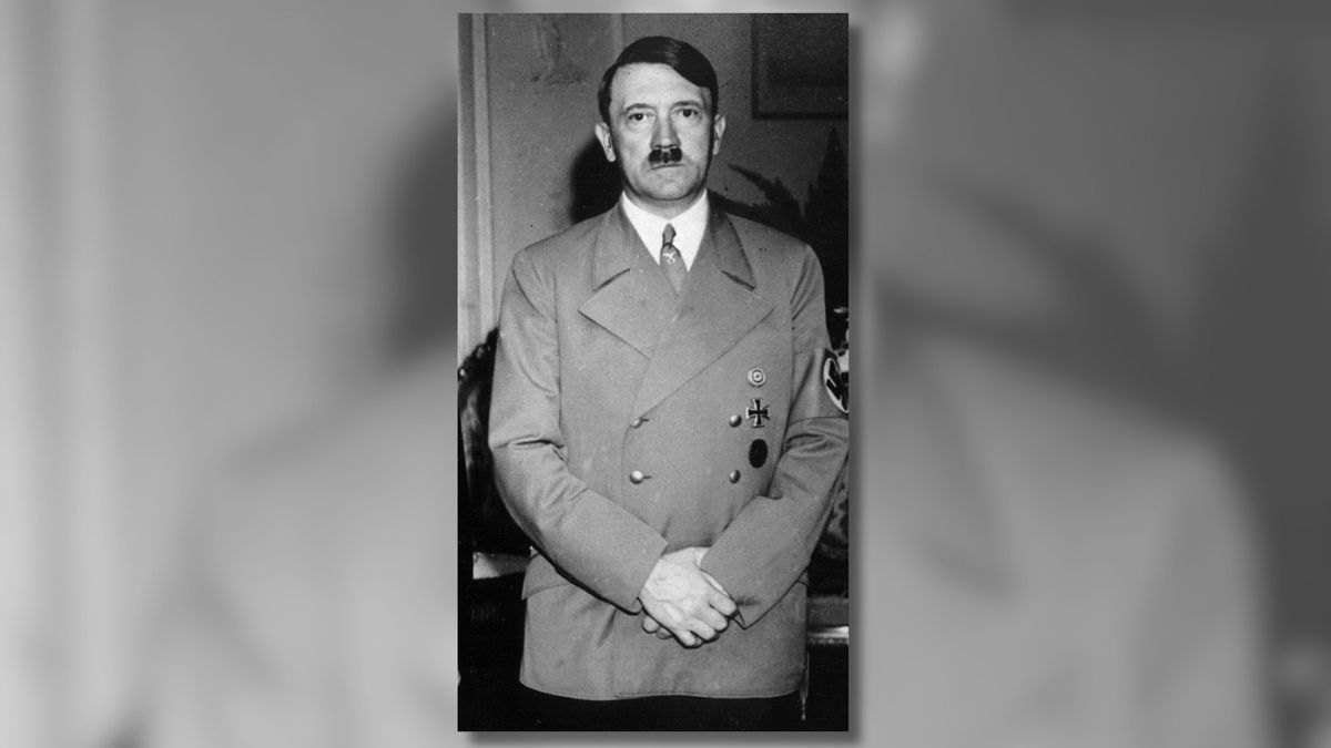 Does photo show Hitler inspecting model of never-built triumphal arch planned for Berlin?