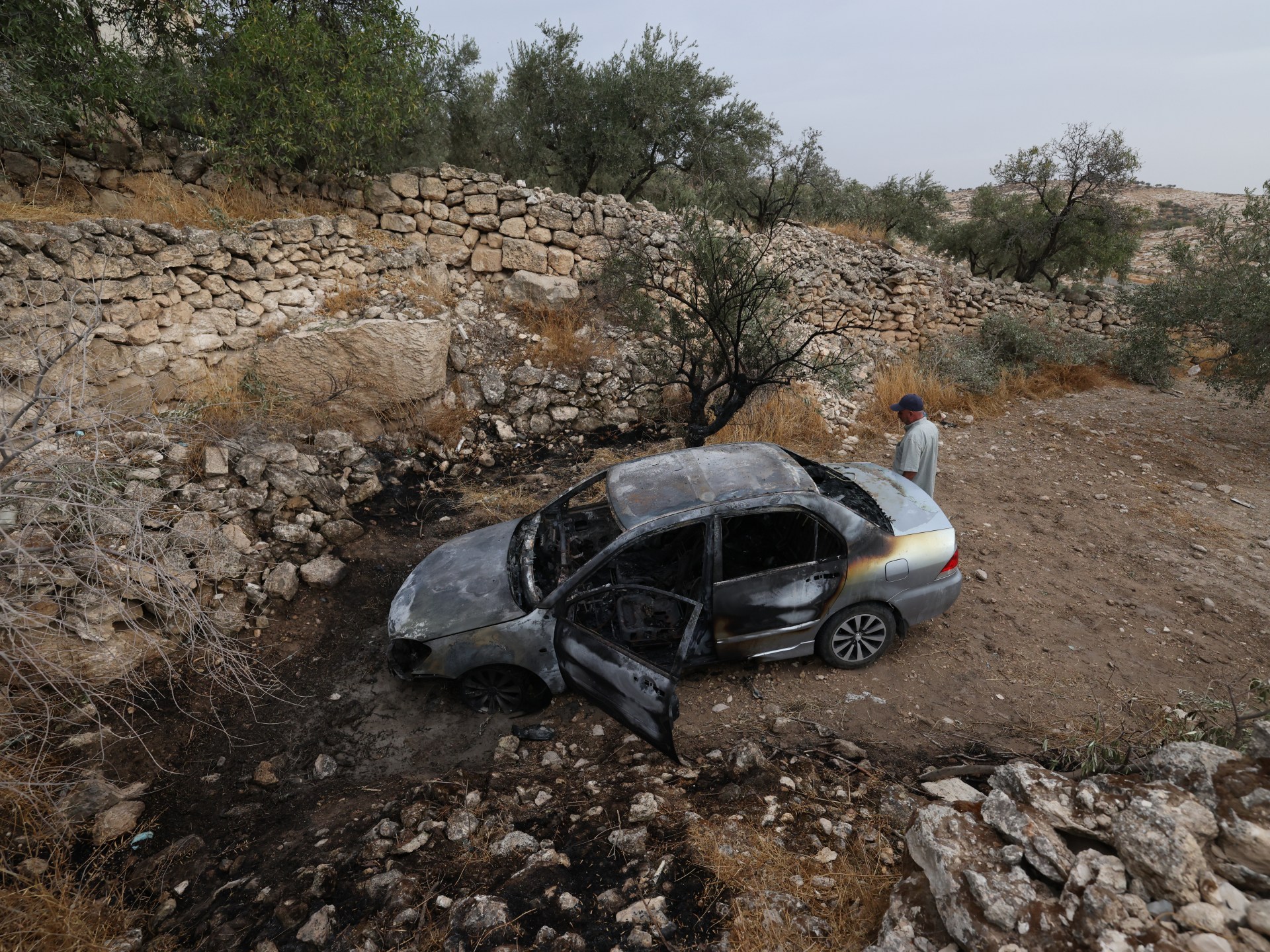 Settlers set fire to mosque in West Bank as Israeli forces raid villages