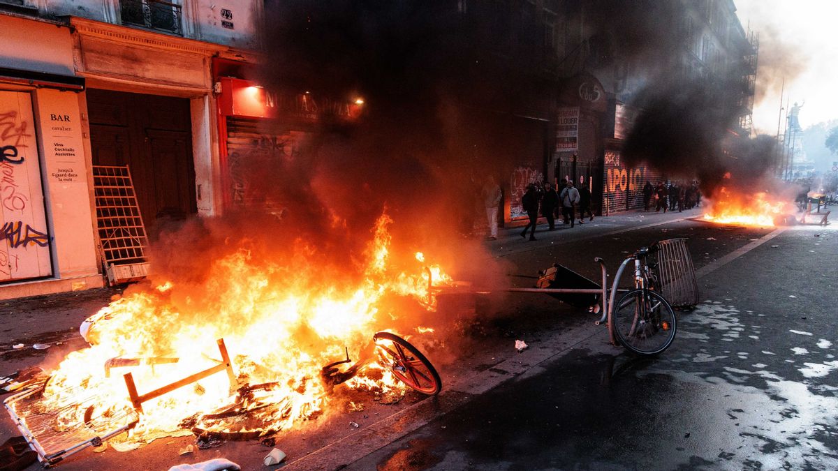Did French rioters target synagogue and Jewish businesses, but spare Muslim ones?