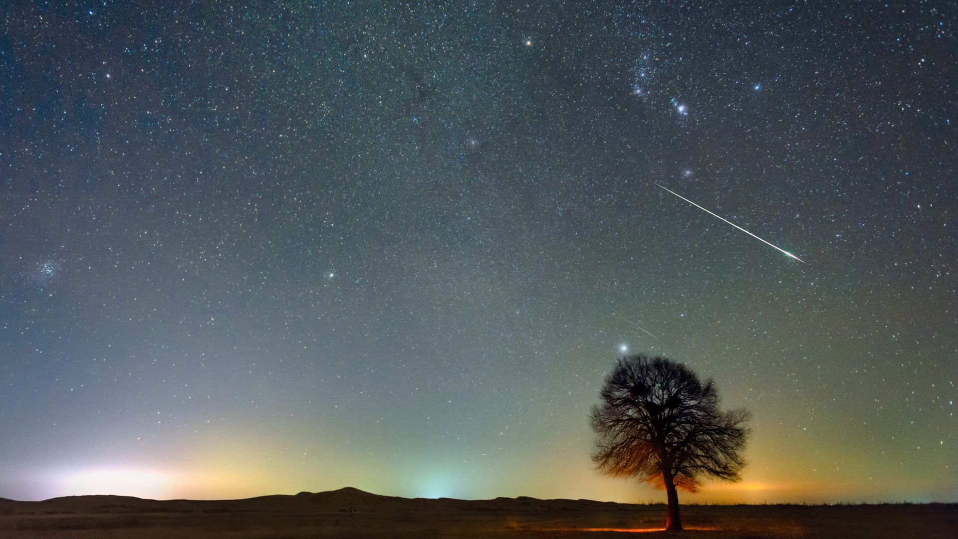 See pieces of Halley’s Comet fall to Earth this week as the Orionid meteor shower peaks