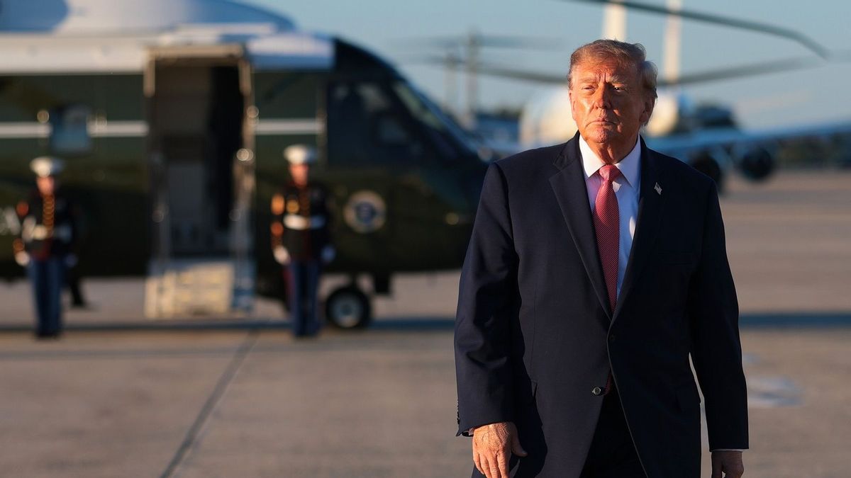 Does video show Trump neglecting to salute US Marines after departing Marine One?
