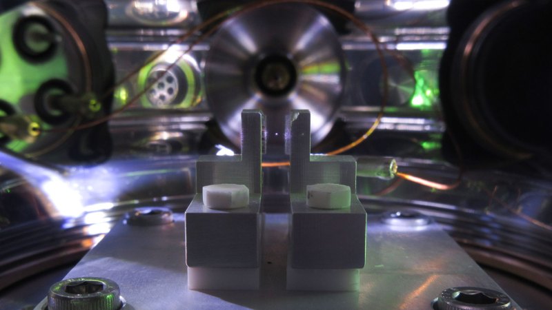 A nanoparticle revealed the tiny impact of a single gas atom