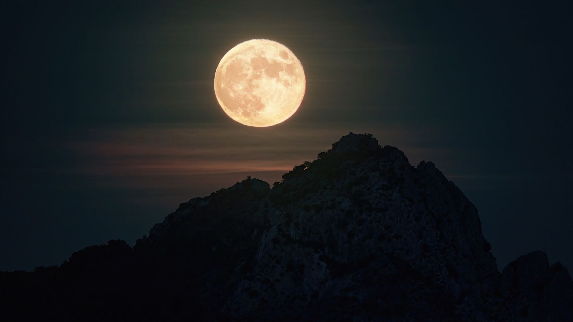 Watch the full ‘Hunter’s Moon’ rise next to Saturn this weekend