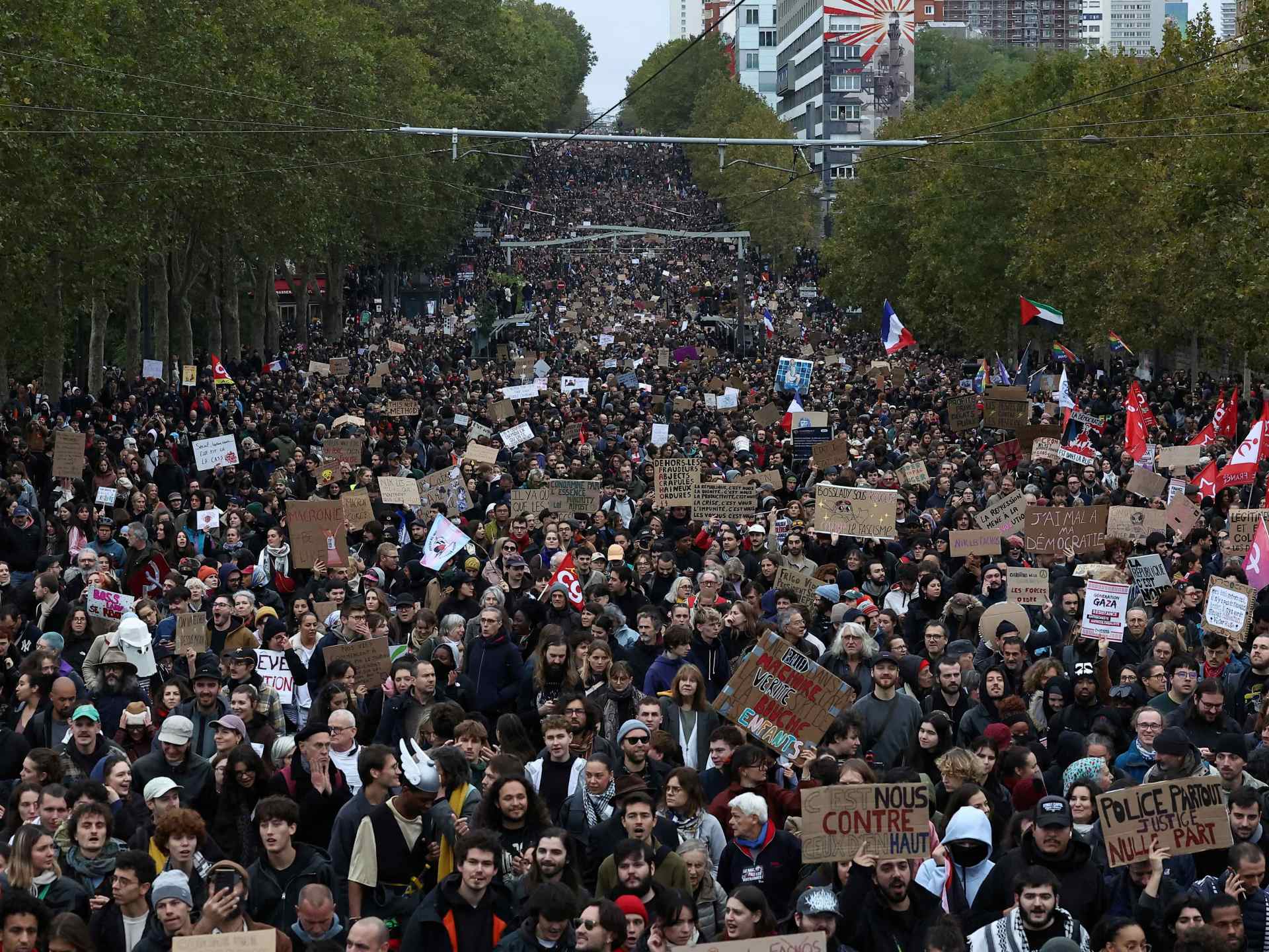 Thousands join Paris protests as authorities clamp down on disorder