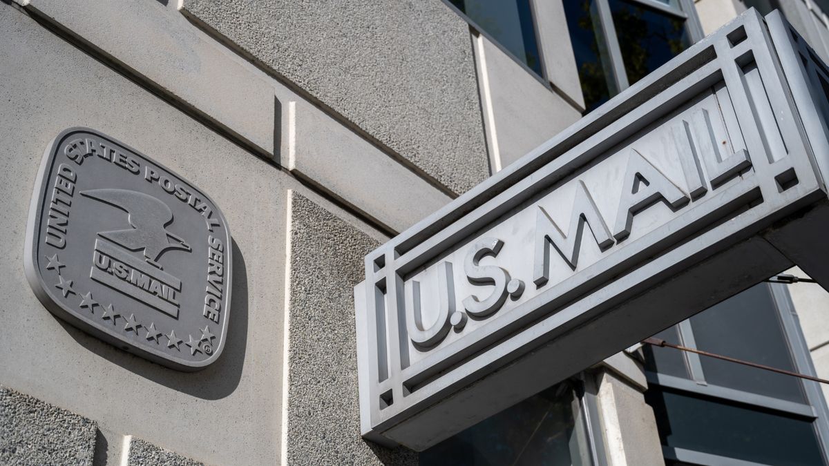 Is USPS stationing ‘armed guards’ at post offices ahead of 2026 midterms? There’s no proof